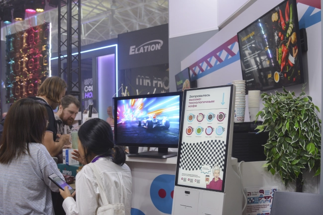 Стильный киоск самообслуживания Samsung KM24C-3