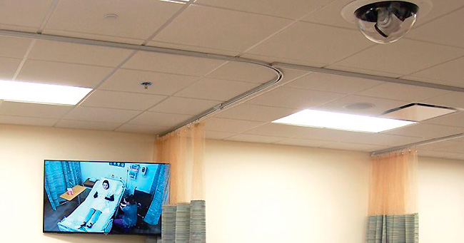 Две системы аудиовизуальных коммутаторов Vaddio направляют аудио- и видеоконтент через USB-порт на компьютер для записи урока 