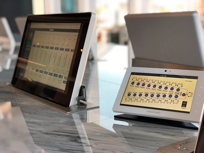 Элегантный монитор DynamicX2 на стильной мраморной поверхности конференц-стола