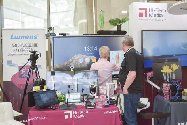 Philips 55BDL3452T/00 на стенде Hi-Tech Media во время мероприятия Видео+Конференция 2023 