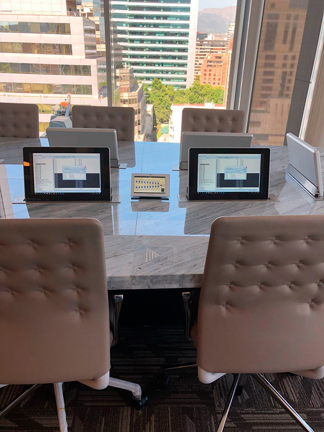 Выдвижные мониторы DynamicX2 в зале заседаний Национальной нефтяной компании ENAP, Чили