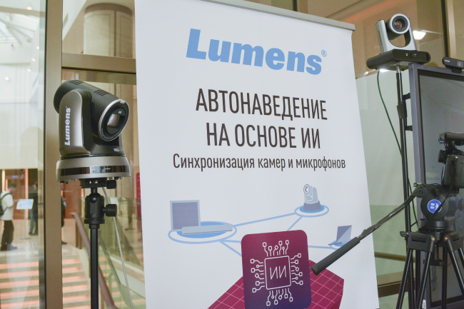 На стенде Hi-Tech Media во время мероприятия Видео+Конференция 2023 были продемонстрированы инновационные профессиональные решения для конференц-залов и переговорных, фото-12