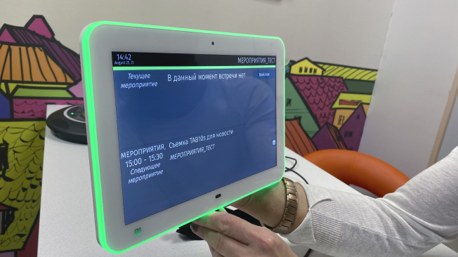 Новая интерактивная панель 10” в системе бронирования от Innes